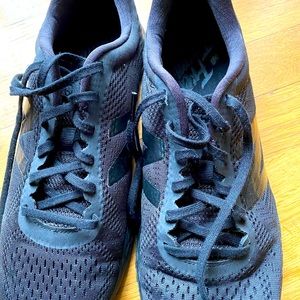 Black New Balance tennis shoes. Size 10